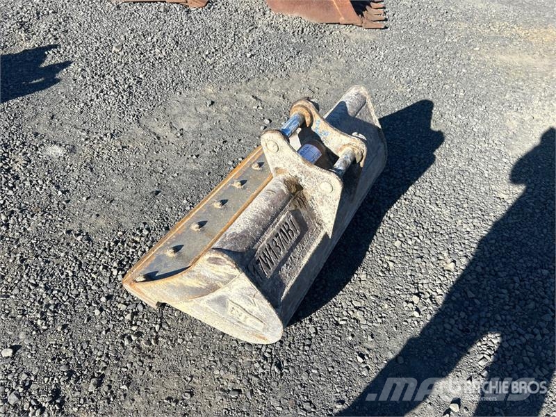 38.5 in Cleanup Excavator Bucket Skovle