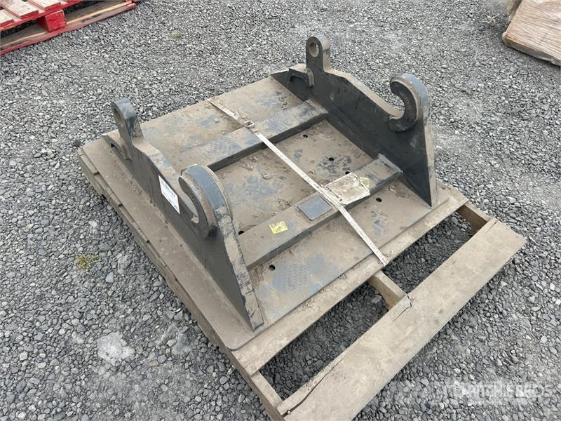  38 in Attachment Mounting Plate - Fits Wheel Loade Gradbeništvo - drugo