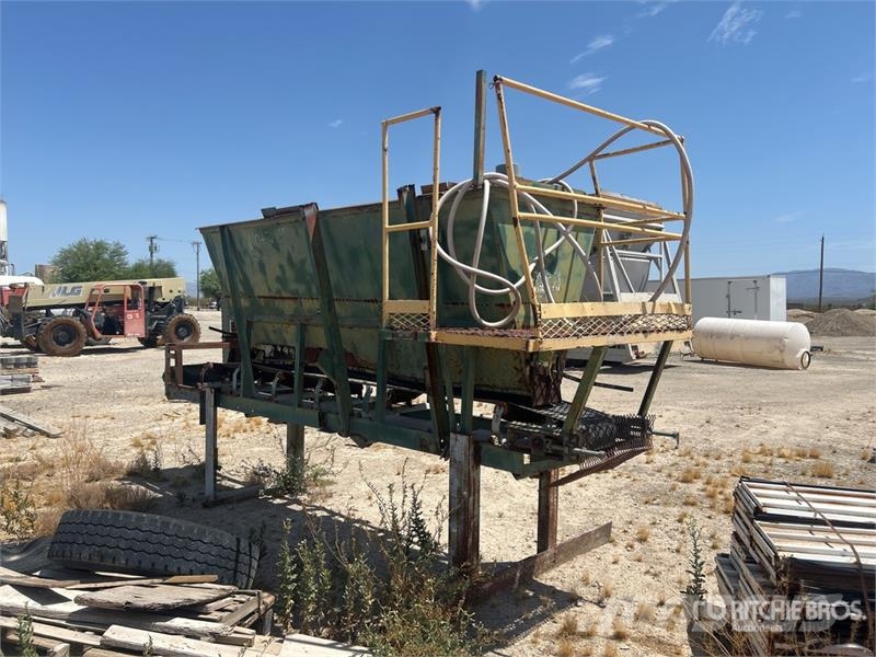 38 in x 10 ft 2 in Skid Mounted Aggregate Hopper Būvniecība- Citi