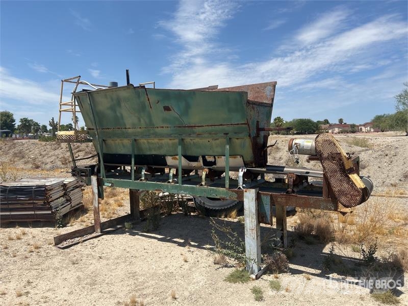 38 in x 10 ft 2 in Skid Mounted Aggregate Hopper Būvniecība- Citi
