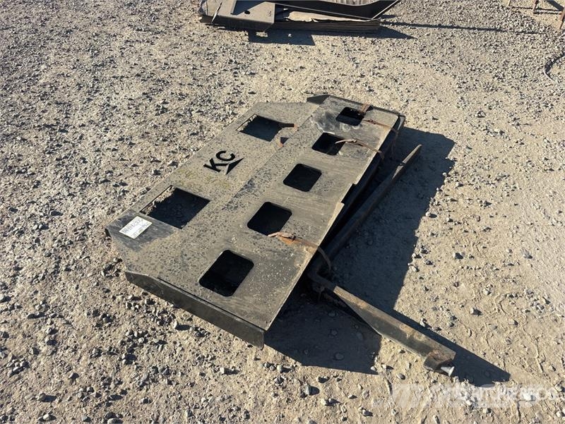  42 in Skid Steer Forks (Unused) Вили