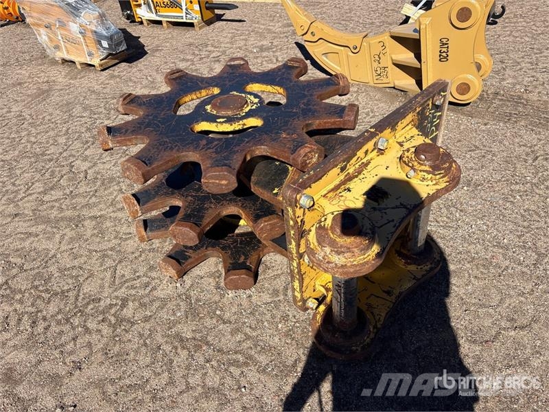 43 in Excavator Compaction Wheel - Fits Cat 320 Drugi deli