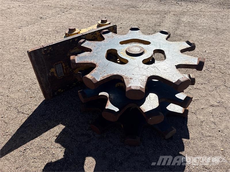 43 in Excavator Compaction Wheel - Fits Cat 320 Drugi deli