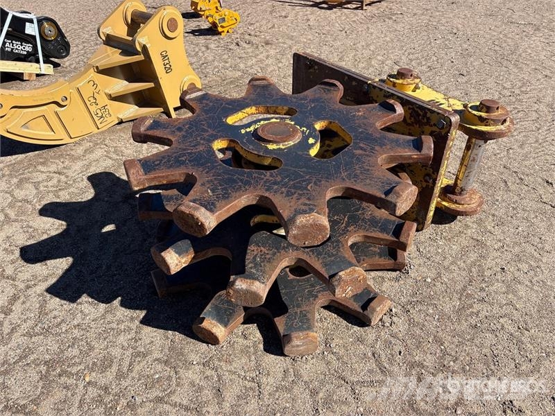 43 in Excavator Compaction Wheel - Fits Cat 320 Drugi deli