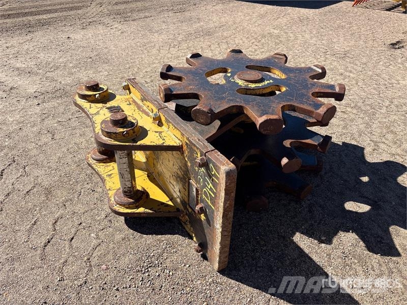 43 in Excavator Compaction Wheel - Fits Cat 320 Drugi deli