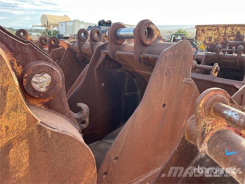 48 in Digging Excavator Bucket Baldes