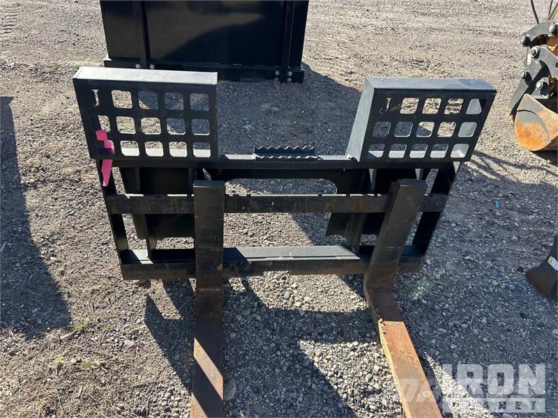 48 in Skid Steer Forks - Fits Case Skid Steer Garfos