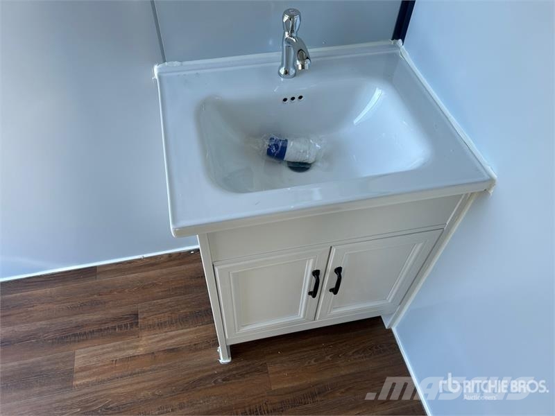 6 ft 3 in x ft 11 in Portable Toilet (Unused) その他部品