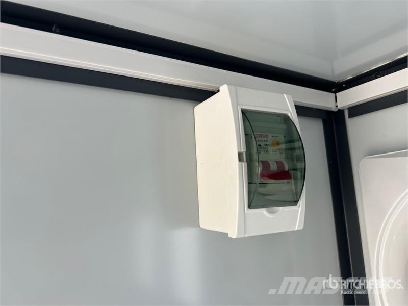 6 ft 3 in x ft 11 in Portable Toilet (Unused) その他部品