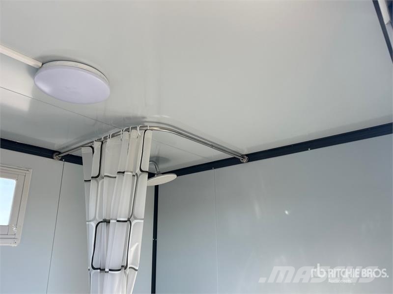 6 ft 3 in x ft 11 in Portable Toilet (Unused) その他部品
