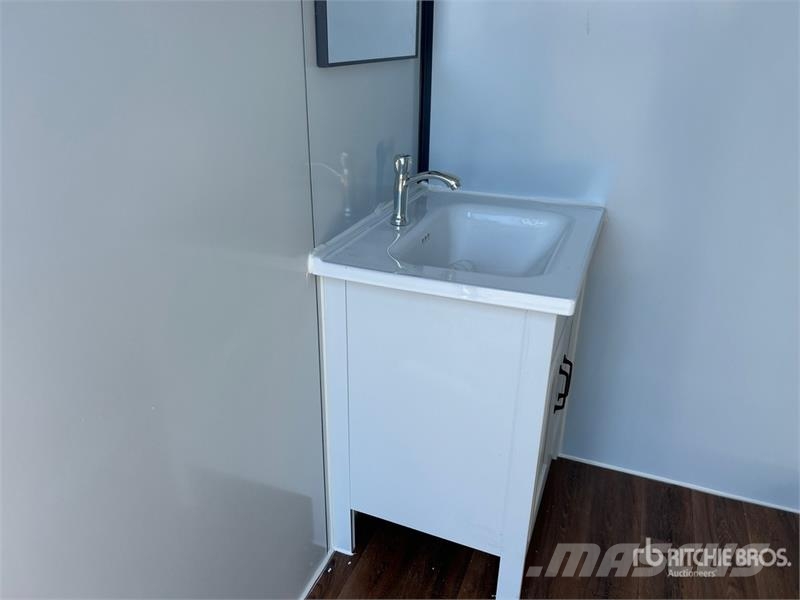 6 ft 3 in x ft 11 in Portable Toilet (Unused) その他部品
