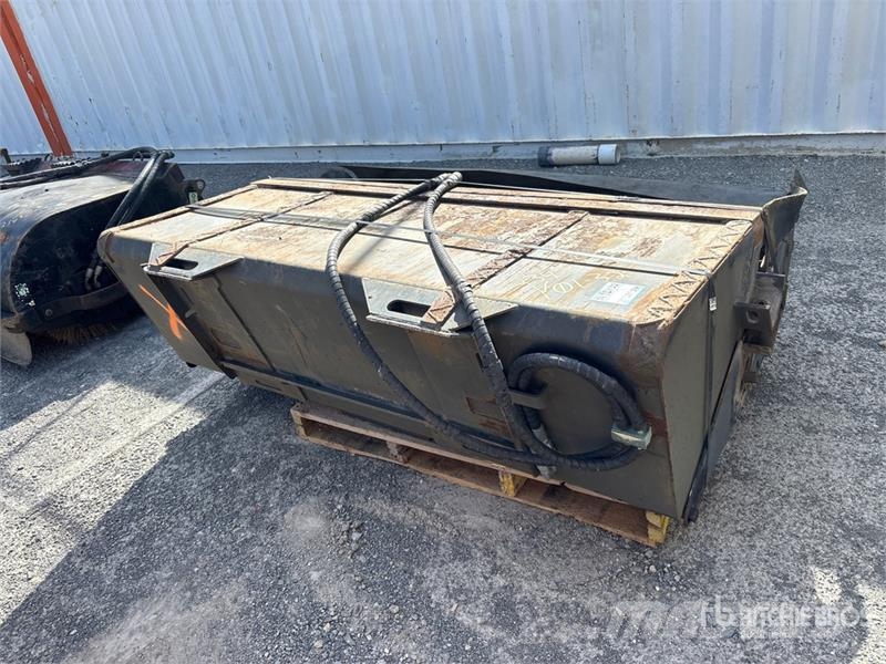  65 in Skid Steer Sweeper (Inoperable) Escovas