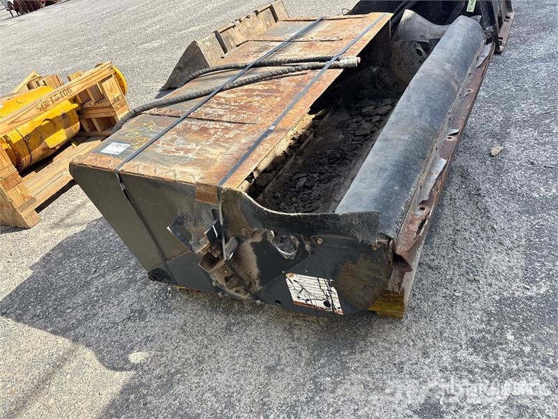  65 in Skid Steer Sweeper (Inoperable) Escovas