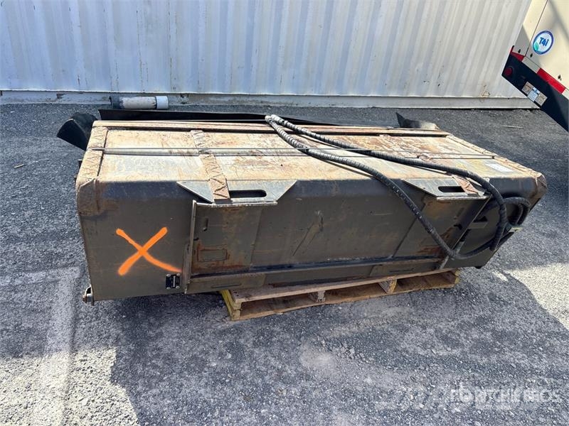  65 in Skid Steer Sweeper (Inoperable) Escovas