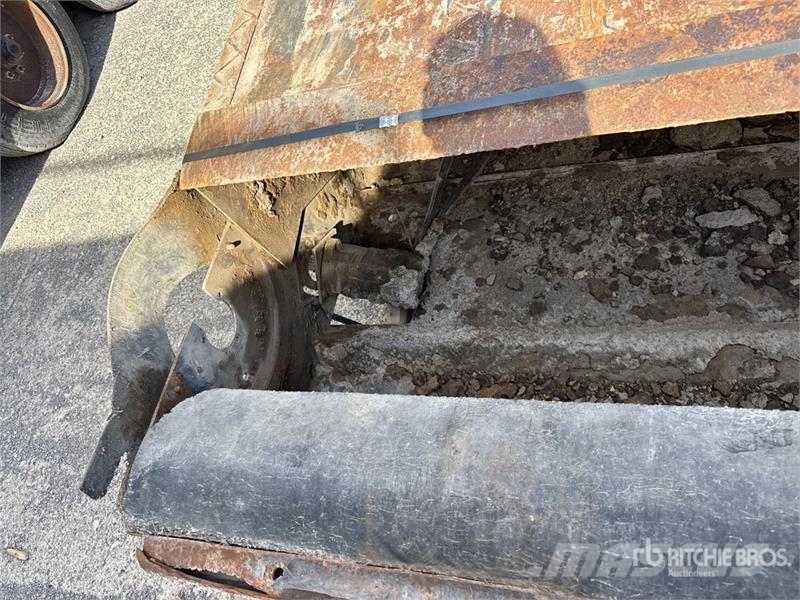  65 in Skid Steer Sweeper (Inoperable) Escovas