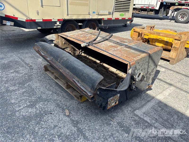  65 in Skid Steer Sweeper (Inoperable) Escovas