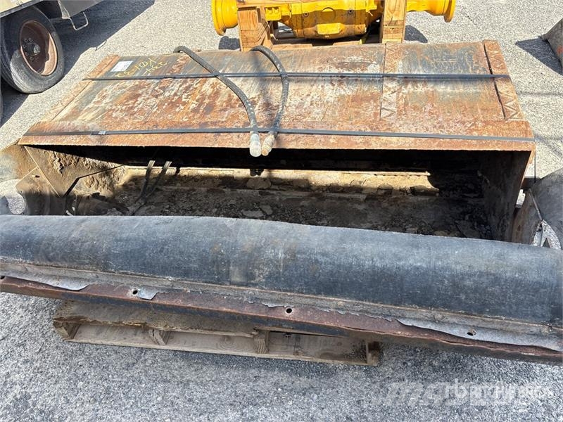  65 in Skid Steer Sweeper (Inoperable) Escovas