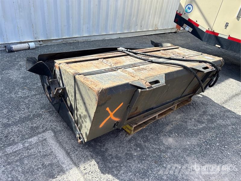  65 in Skid Steer Sweeper (Inoperable) Escovas
