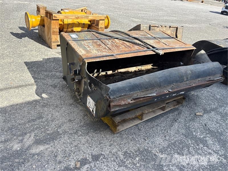  65 in Skid Steer Sweeper (Inoperable) Escovas
