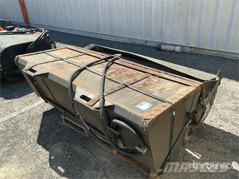  65 in Skid Steer Sweeper (Inoperable) Escovas