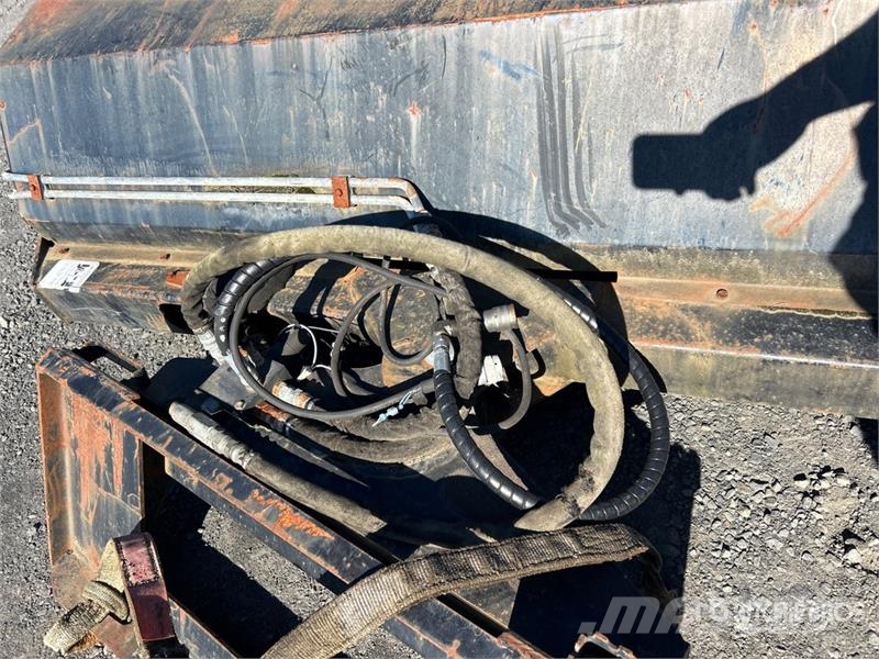 84 in Skid Steer Broom Balayeuse / Autolaveuse