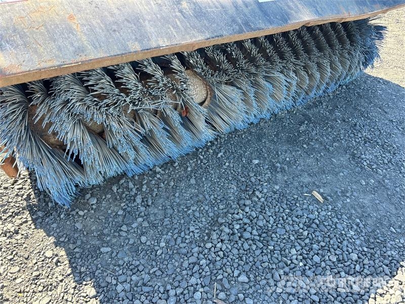 84 in Skid Steer Broom Balayeuse / Autolaveuse