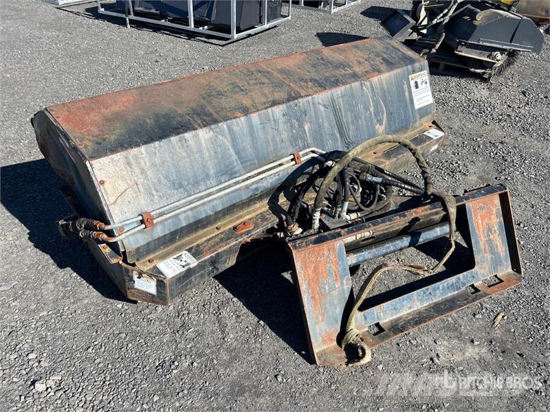 84 in Skid Steer Broom Balayeuse / Autolaveuse