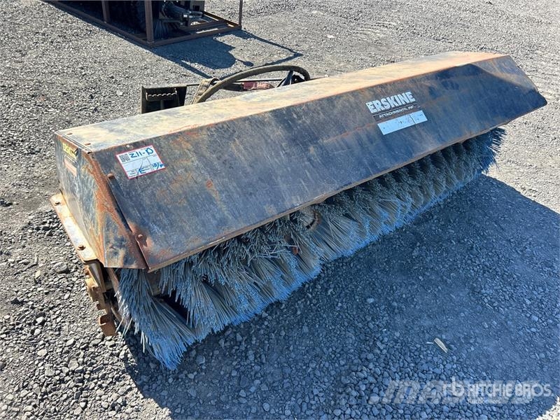 84 in Skid Steer Broom Balayeuse / Autolaveuse