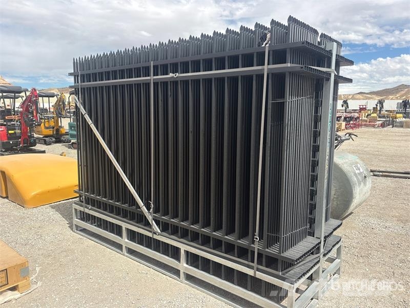  9 ft  in x 70 in Powder Coated Fencing (Unused) Zäune und Zubehör