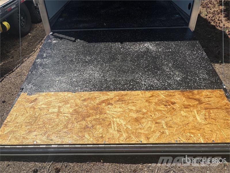 Alcom 24 ft T/A Enclosed Trailer Furgons