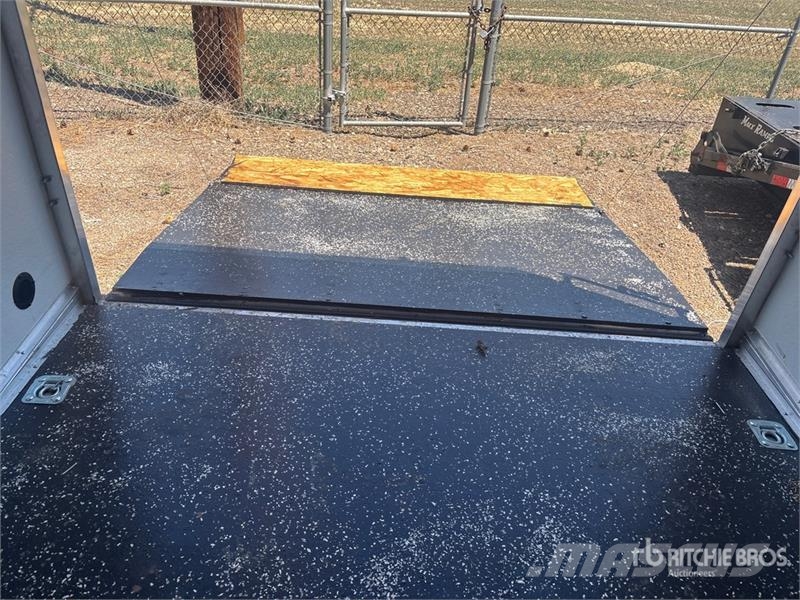 Alcom 24 ft T/A Enclosed Trailer Furgons