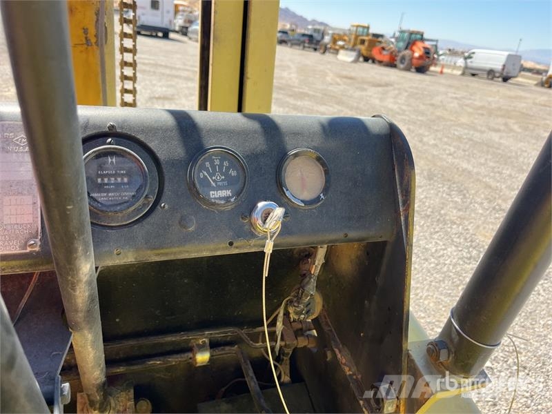 Allis Chalmers Chalmers FP4024 4800 lb Pneumatic Tire Fo Forklift trucks - others