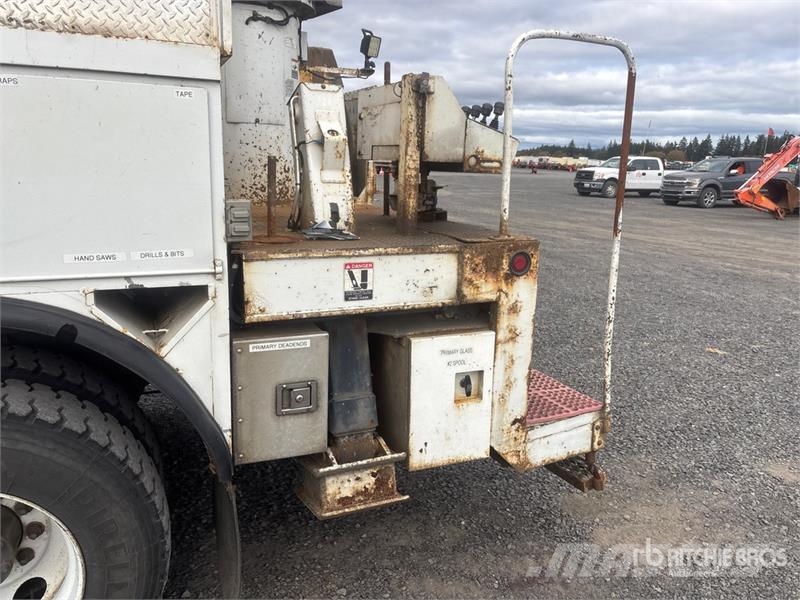 Altec D2050T on Altec D2050TC 6x4 Digger Derrick Truck Mobil fúró teherautók