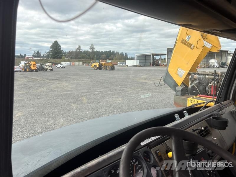 Altec D2050T on Altec D2050TC 6x4 Digger Derrick Truck Mobil fúró teherautók