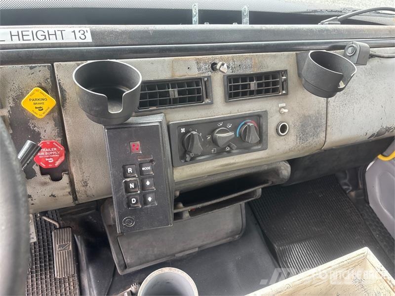 Altec D2050T on Altec D2050TC 6x4 Digger Derrick Truck Mobil fúró teherautók