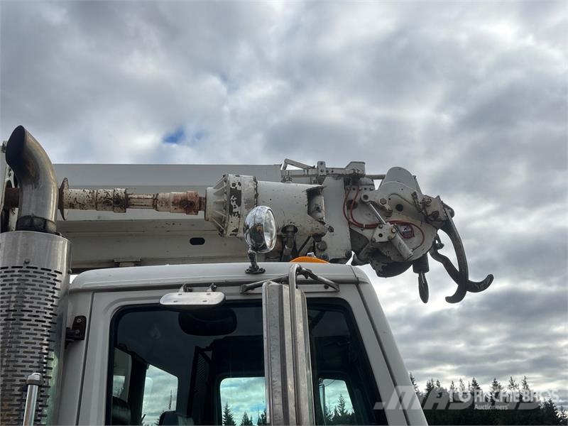 Altec D2050T on Altec D2050TC 6x4 Digger Derrick Truck Mobil fúró teherautók