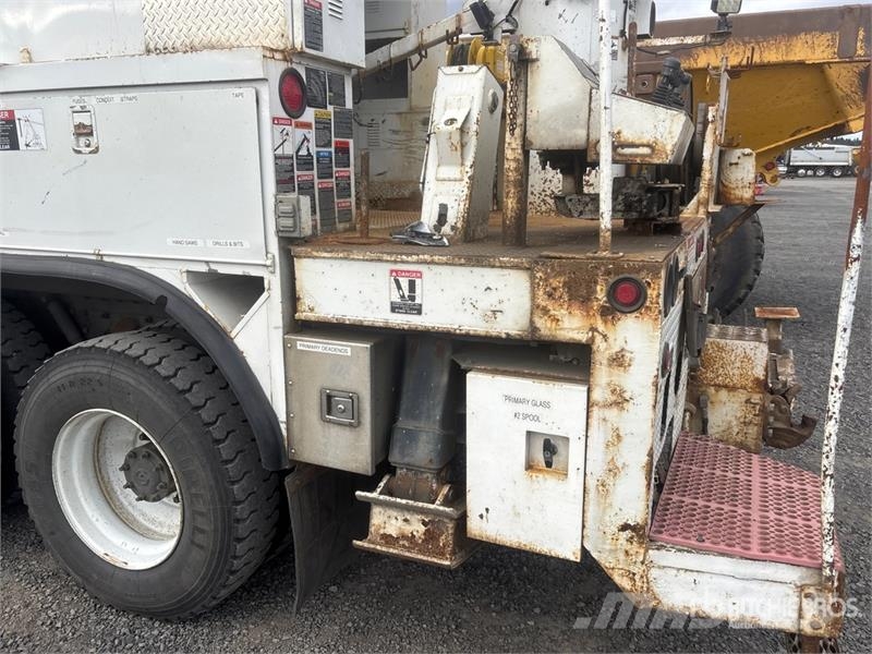 Altec D2050T on Altec D2050TC 6x4 Digger Derrick Truck Mobil fúró teherautók