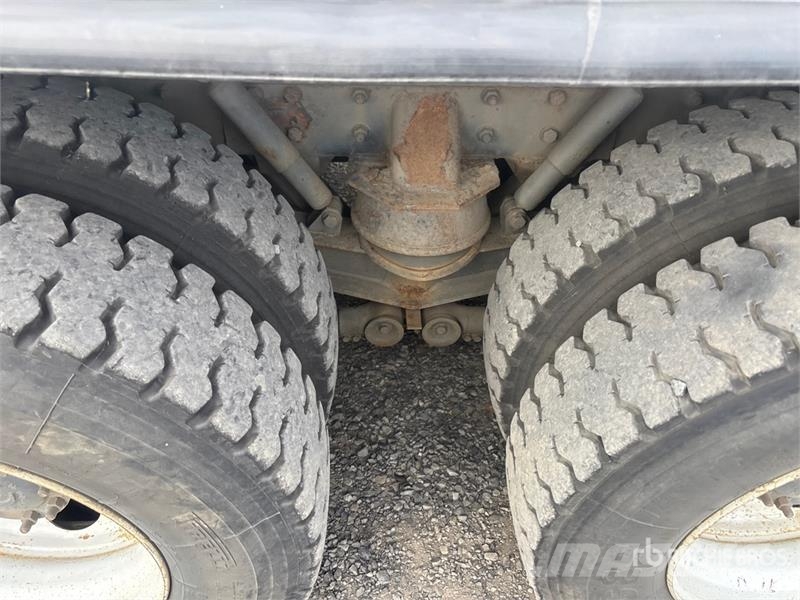 Altec D2050T on Altec D2050TC 6x4 Digger Derrick Truck Mobil fúró teherautók