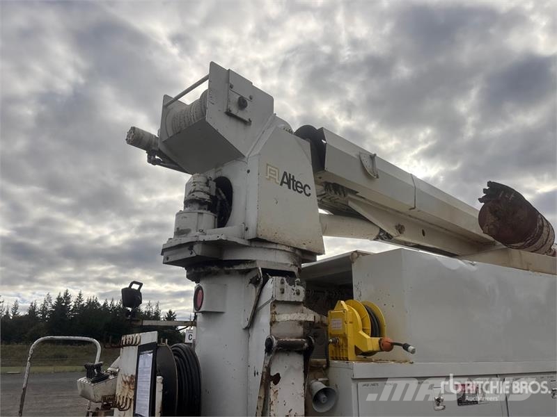 Altec D2050T on Altec D2050TC 6x4 Digger Derrick Truck Mobil fúró teherautók
