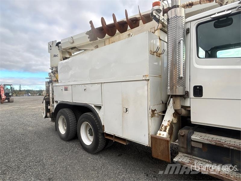 Altec D2050TC on Freightliner FL80 Digger Derrick Пересувні бурові установки