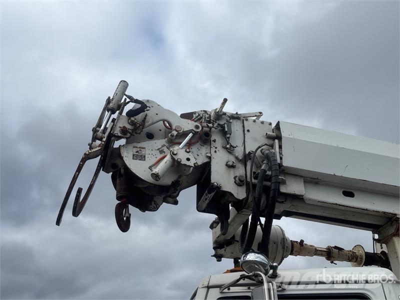 Altec D2050TC on Freightliner FL80 Digger Derrick Пересувні бурові установки