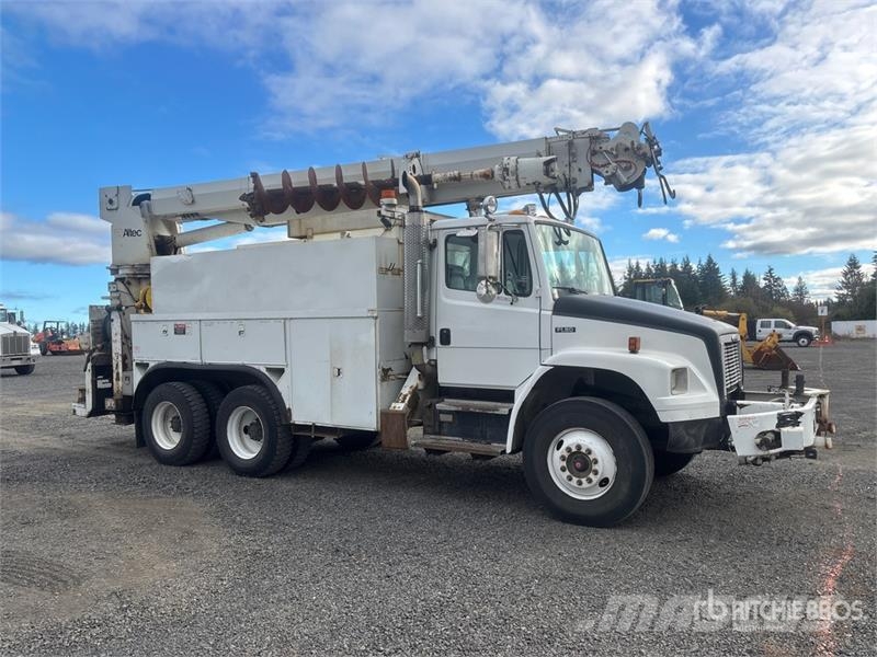 Altec D2050TC on Freightliner FL80 Digger Derrick Пересувні бурові установки