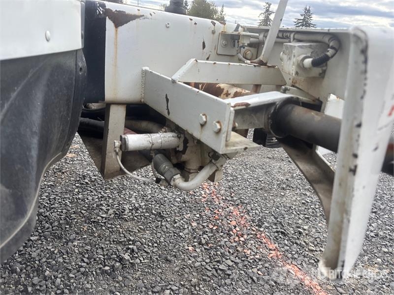 Altec D2050TC on Freightliner FL80 Digger Derrick Пересувні бурові установки