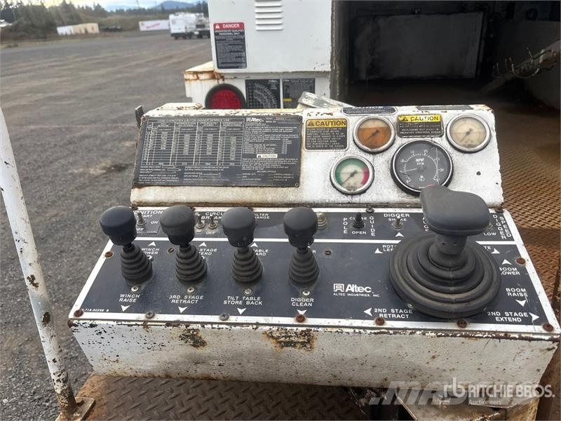 Altec D2050TC on Freightliner FL80 Digger Derrick Пересувні бурові установки