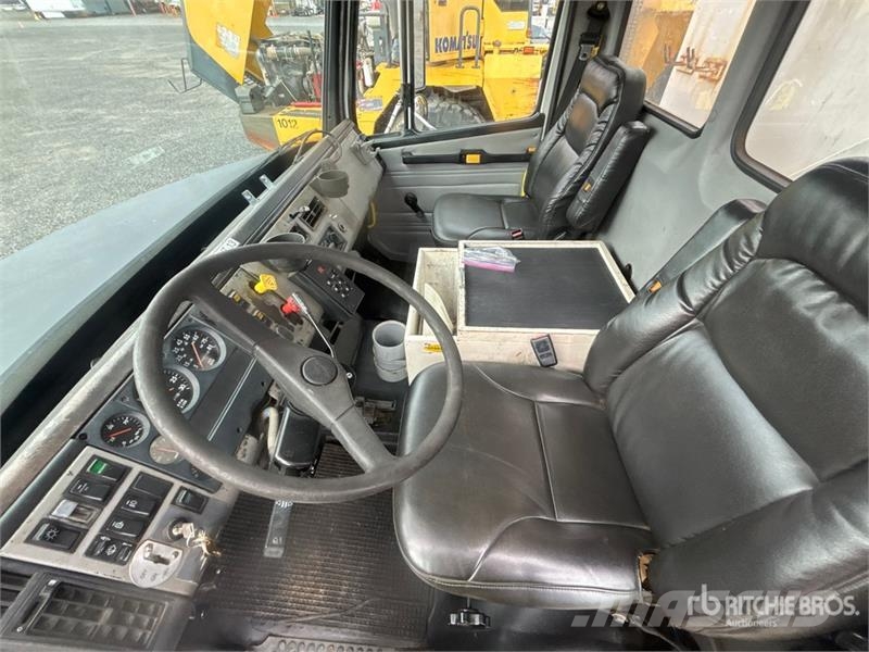 Altec D2050TC on Freightliner FL80 Digger Derrick Пересувні бурові установки