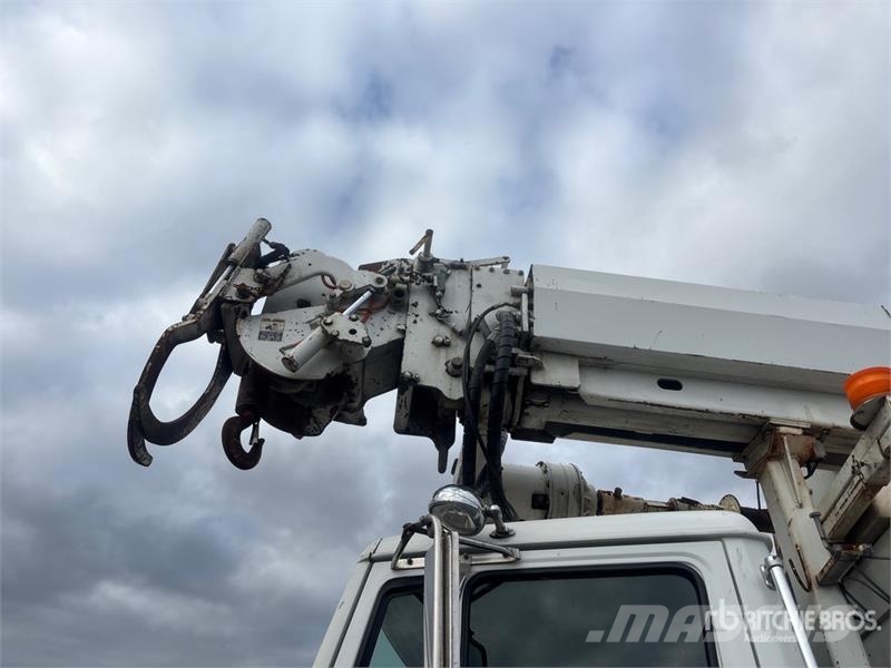 Altec D2050TC on Freightliner FL80 Digger Derrick Пересувні бурові установки