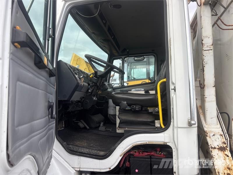 Altec D2050TC on Freightliner FL80 Digger Derrick Пересувні бурові установки
