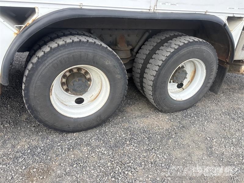 Altec D2050TC on Freightliner FL80 Digger Derrick Пересувні бурові установки