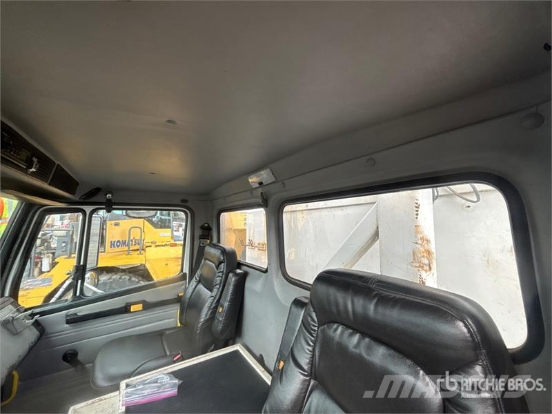 Altec D2050TC on Freightliner FL80 Digger Derrick Пересувні бурові установки