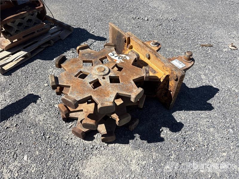 American Compaction 28 in Excavator Compaction Wheel Інше обладнання
